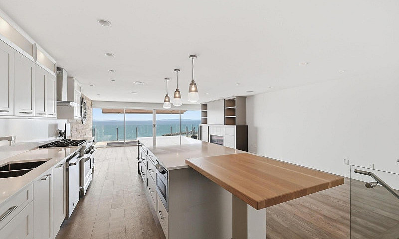 15240 Victoria Avenu...