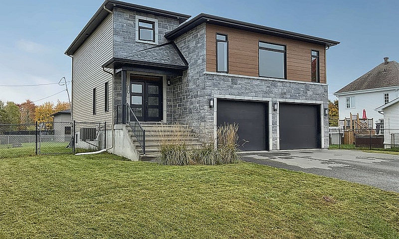 $899,000 - 2 Storey ...