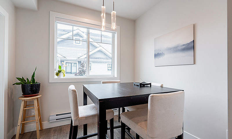 3Bd/3 Full Bath Town...
