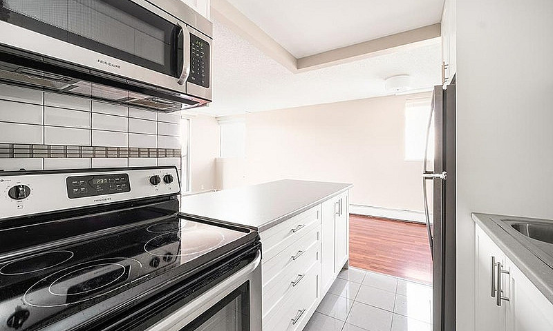 1 Bedroom Den Apartm...