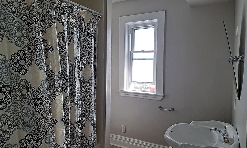 Bright 2 Bedroom Upp...