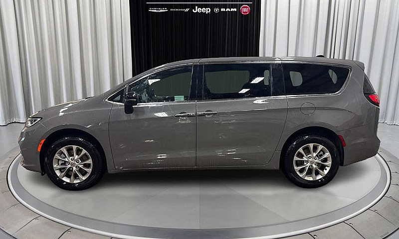 2025 Chrysler Pacifi...