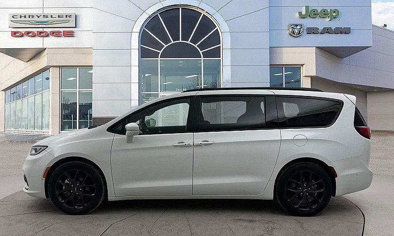 2022 Chrysler Pacifi...