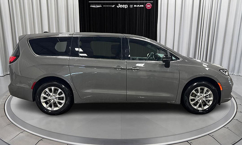 2025 Chrysler Pacifi...