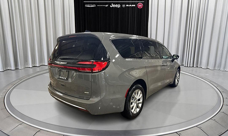 2025 Chrysler Pacifi...