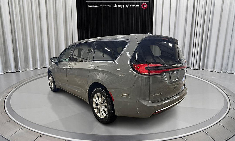 2025 Chrysler Pacifi...