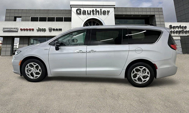 2024 Chrysler Pacifi...