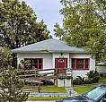 Cozy Downtown Living In A Quiet Mature Neighbourhood!
