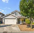 Comfortable & Spacious 3 Bed, 1 Den, & 2.5 Bath - Upper 2 Floors