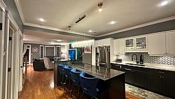 Beautiful Waterfront Home In The City