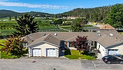 3 Bed, 2 Bath Townhome With Private Yard & Garage