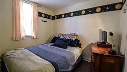 Cozy 1 Bedroom Plus Den Bungalow Close To Qew, And Bus Routes