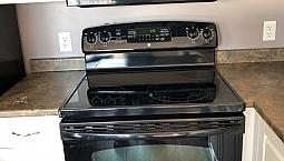 Two Bedrooms Laundry In Unit 