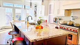 Aurora - 2 Bedroom Private Upstairs Unit, Fully Furnished