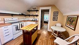 Furnished 1-bedroom Loft - City Park - Utilities Included