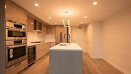 Upmarket White Rock 2 Bed/2 Bath + Den Luxury Condo With Views!