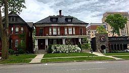 Spacious 2-bedroom + Den In Victorian Heritage Building