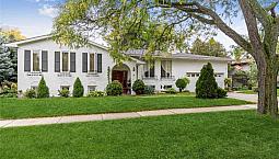 5 Beds 3 Baths House For Rent In Burlington