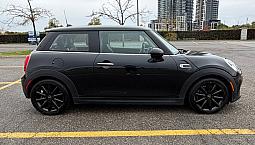 2016 Mini Cooper 2-Door – Manual – Panoramic Sunroof