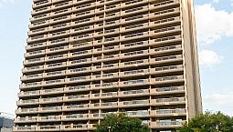 Downtown 1-Bedroom + Den With Indoor Parking