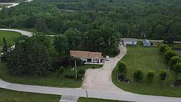 Spacious Bungalow On 1+Acre.