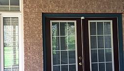9Ft. High Ceiling Double Door Walk-Out 1 B/Room+Den And 1 W/Room