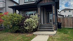 Entire Home: Pet Friendly, Heated&Epoxied Garage, 3 Bed 2.5 Bath