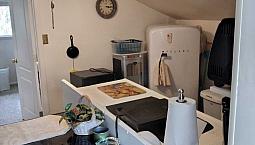 Upstairs 1 Bedroom And Kitchentte