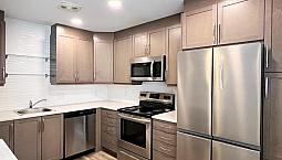 Available Now! $1149 Beautiful Studio Suite In Downtown!