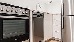 Renovated Bachelor Suite, Queen St W And Niagara St - Id 3028