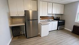 2 Bedroom + Den, 1 Bath Unit – 411 Simpson St – $1,700/month