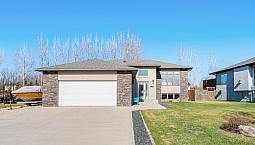 Beautiful 4 Bedroom + Gym, 3 Bathroom Home In Niverville !!!