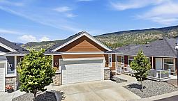 Beautiful Home In Merritt With Sweeping Views - Only 9 Years Old