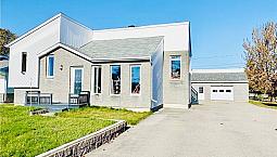 Beautiful 3 Bedroom House With Triple Detached Garage