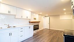 **Charming** Bachelor Plus Den Unit In Welland!!