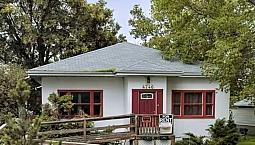 Cozy Downtown Living In A Quiet Mature Neighbourhood!