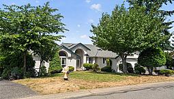 Luxury Living With Incredible Views In Maple Bay