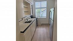102 3371 Chesterfield Avenue North Vancouver, British Columbia